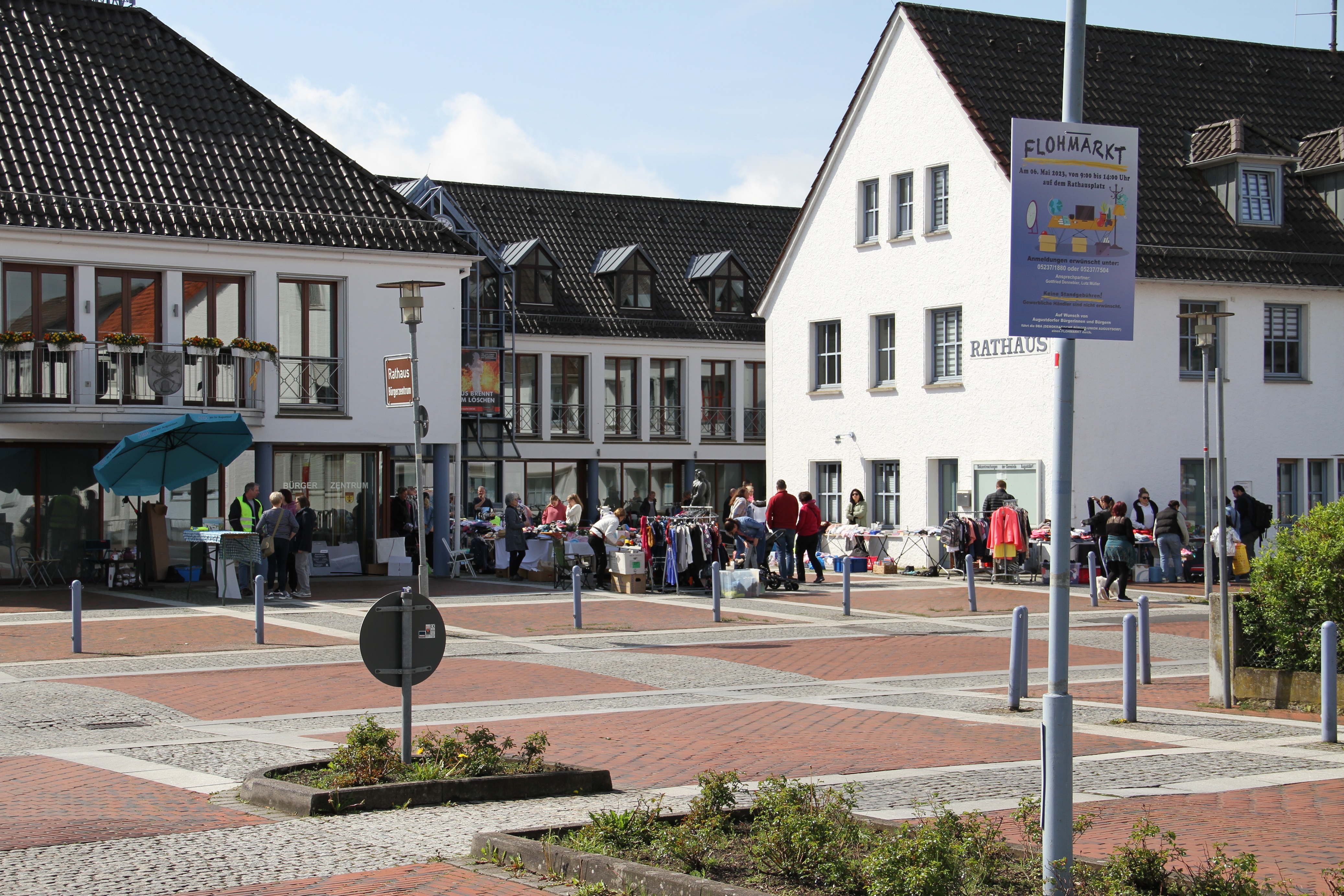 Flohmarktstände auf dem Rathausvorplatz in Augustdorf